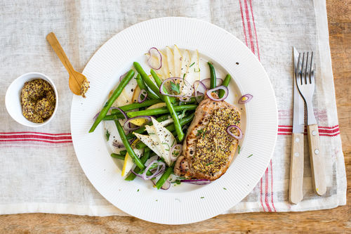Minutensteak mit körnigem Senf dazu Grüne-Bohnen-Birnen-Salat