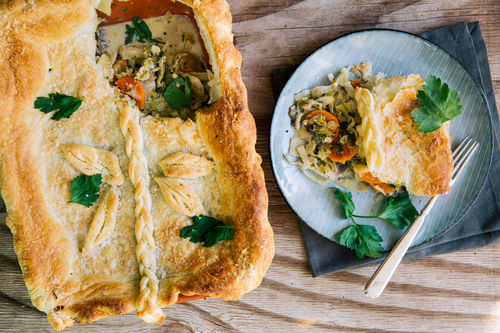 Feines Rahmgemüse-Ragout mit knuspriger Blätterteighaube