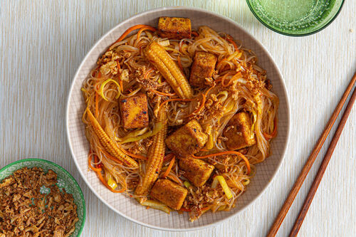 Asiatische Nudelpfanne mit Babymais und knusprigem Tofu