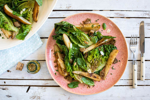 Gegrillter Salat mit Birnen und gerösteten Mandelblättchen