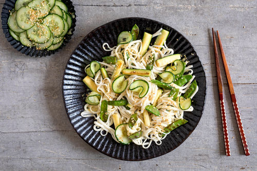 Udon-Zuckerschoten-Pfanne in Kokosmilchsauce mit Gurkensalat