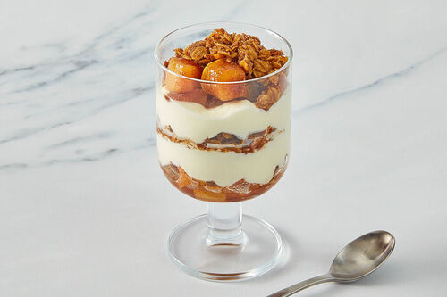 Fruchtiger Apfel-Trifle mit Hafercrunch und Joghurtsahne