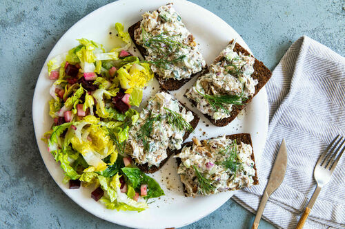 Makrelen-Gurken-Creme mit Roggenbrot und Rote-Bete-Apfel-Salat