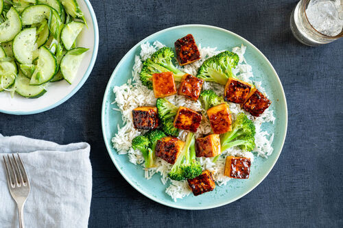 V2: Sweet-Chili-Tofu und Brokkolini mit Jasminreis und Gurken-Ingwer-Salat