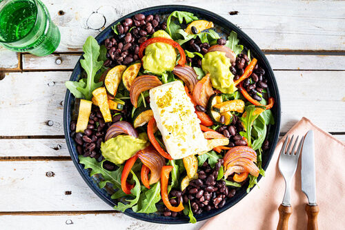 Superfix: Gegrillter Feta und Gemüse auf Rucola, Guacamole und Bohnen