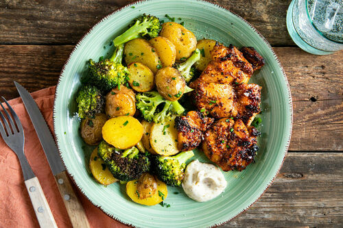 Glasiertes Hähnchen mit Brokkoli und goldbraunen Röstkartoffeln