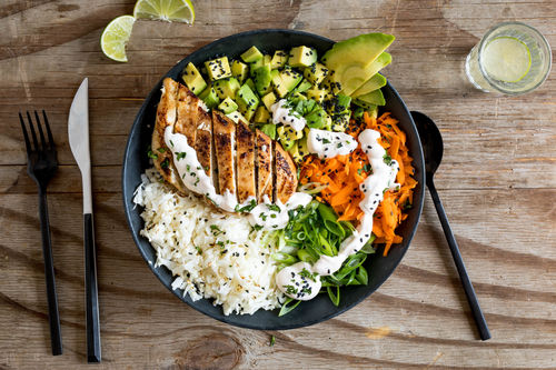 Hähnchen-Buddha-Bowl mit Blumenkohlreis