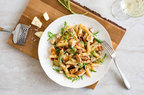 One-Pot-Hähnchen-Pasta mit Champignons und Rucola