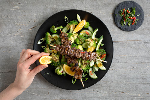 Teriyaki-Rinderspießchen mit pikantem Brokkoli-Gurken-Salat