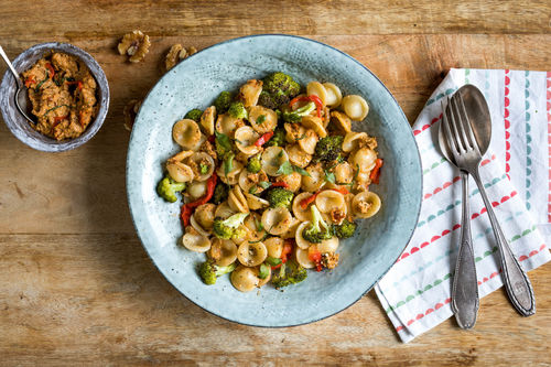 Orecchiette mit Paprikapesto und Brokkoliröschen