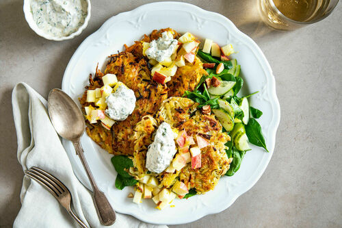 Kartoffel-Lauch-Latkes mit Apfel und Dip dazu Spinatsalat mit Rauchmandeln