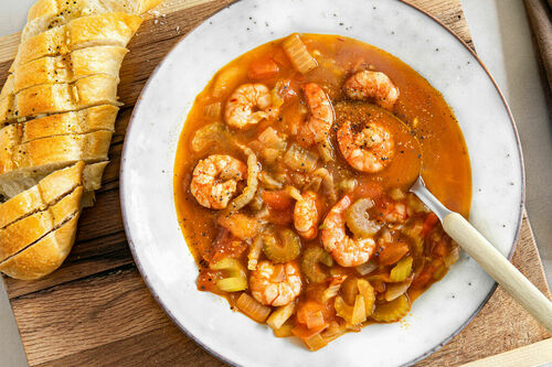 V1: Tomatensuppe mit Sellerie und Garnelen dazu Knoblauchbaguette