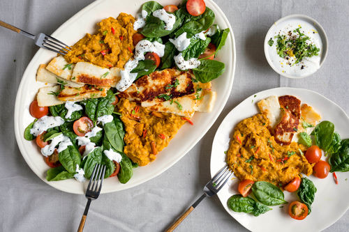 Kürbis-Dal-Püree mit Halloumi und Spinat-Tomaten-Salat