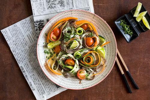 Duftiges Erdnuss-Kokos-Curry mit Sobanudeln und Gemüse