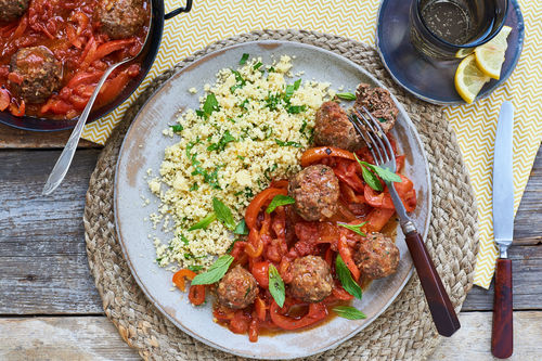 Herzhafte Köfte mit Orangen-Couscous und Paprika-Sugo