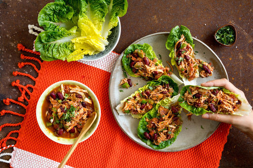 Mexikanisches Pulled Chicken in Salatschiffchen mit Koriander