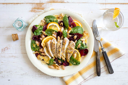 Gegrilltes Hähnchenbrustfilet dazu Wurzelgemüse-Orangen-Salat