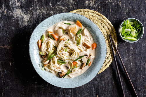 Kokosmilch-Hähnchen-Suppe mit Mie-Nudeln und Champignons