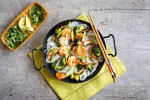 Vietnamesische Garnelenpfanne mit Glasnudeln und Brokkoli