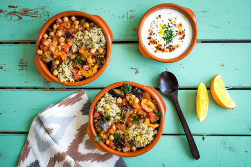 Auberginen-Kichererbsen-Tajine mit Orange und Harissa-Joghurt-Dip
