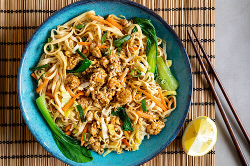 Superfix: Chinesische Nudeln mit Schweinehack und buntem Pak-Choi-Gemüse