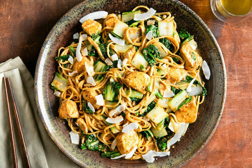 Hähnchen-Gemüse-Pfanne auf Zitronengras-Kokos-Nudeln