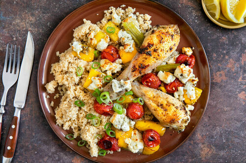 Mediterrane Hähnchendrumsticks mit gebackener Paprika und Feta auf Couscous