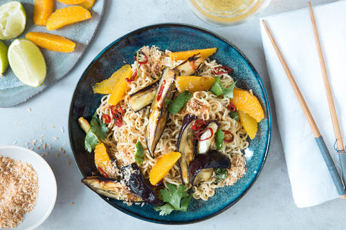 Scharfe Aubergine mit Kokos-Reisnudeln und Orangen