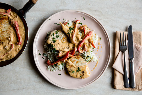 Schnitzel in Paprikasauce mit Petersilien-Basmatireis