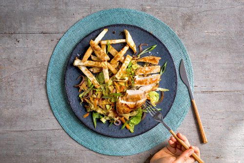 Gebackenes Teriyaki-Hähnchen mit Wirsinggemüse und Ofen-Sellerie