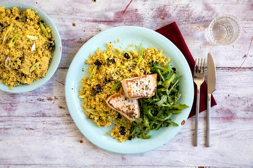 Minutensteaks mit Rucolasalat und Backpflaumen-Curry-Couscous