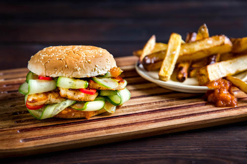 Halloumi-Paprika-Burger mit Tomaten-Chili-Ketchup und Pommes