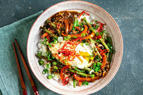 Gebratene grüne Bohnen & pochiertes Ei mit würziger Sauce auf Sushireis