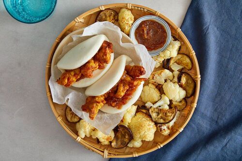 Frittiertes Curry-Hähnchen im Bao mit Dattelchutney und Röstgemüse