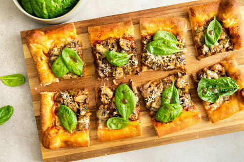 Champignonpizza mit Käserand mit Babyspinat und Zwiebelrelish