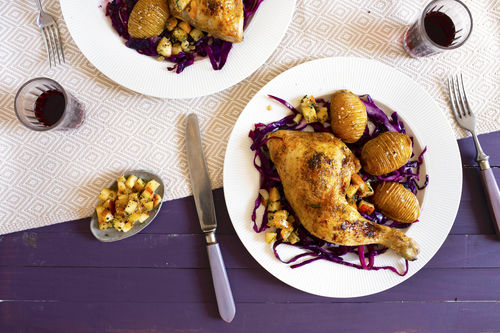 Brathähnchenkeulen mit Rotkohl dazu Fächerkartoffeln und Apfelsalsa