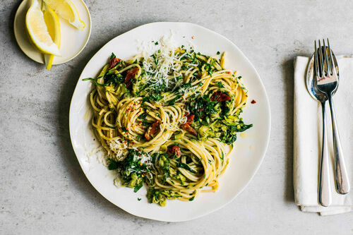 V2: Anchovis-Pasta mit Tomaten und Zucchini-Spinat-Gemüse