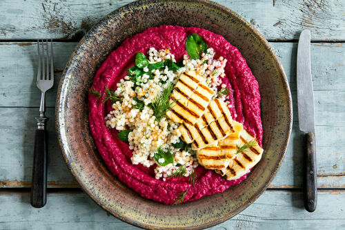 Superfix: Halloumi auf Rote-Bete-Borani und Perlencouscous mit Za’atar