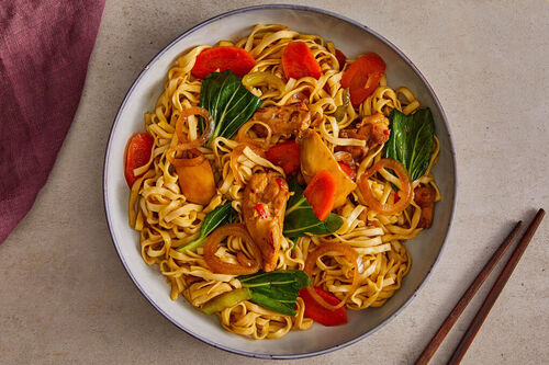 V1: Schnelle Hähnchen-Nudelpfanne mit Baby-Pak-Choi und Karotte