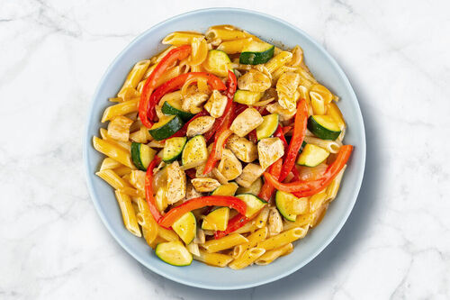 Herzhafte Hähnchenpfanne mit Pasta und buntem Gemüse