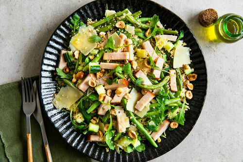 Geräuchertes Hähnchen auf Couscous mit grünen Bohnen, Minze und Käse