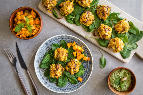 Indische Gemüse-Pakoras mit Cashewdip und Kaki-Minze-Salsa