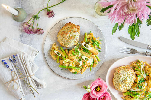 Ostern V2: Bio-Hähnchen mit Fenchel und Bohnen, serviert mit „Drop Biscuits“