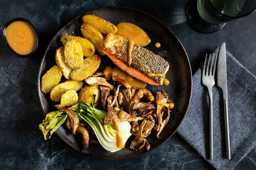 Zartes Lachsfilet an Sesamkartoffeln dazu Austernpilze und Pak Choi aus dem Ofen