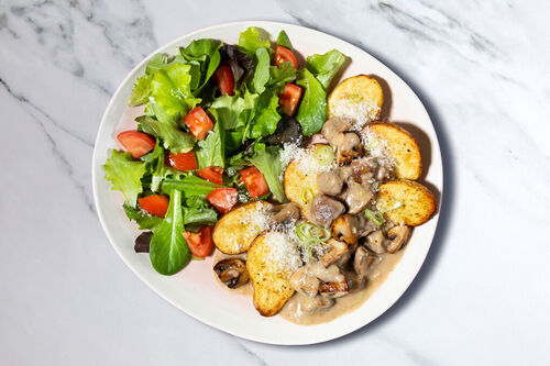 Ofenkartoffeln mit cremiger Pilzsauce dazu grüner Salat mit Tomate