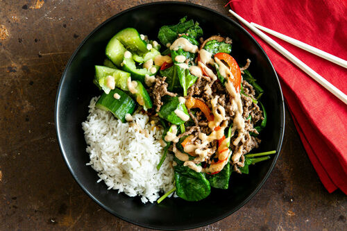 V: Bio-Hackpfanne malaysische Art mit Erdnusssauce auf Jasminreis