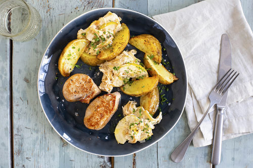 Saftige Schweinerückensteaks mit Apfel-Rahmsauce und Kartoffeln