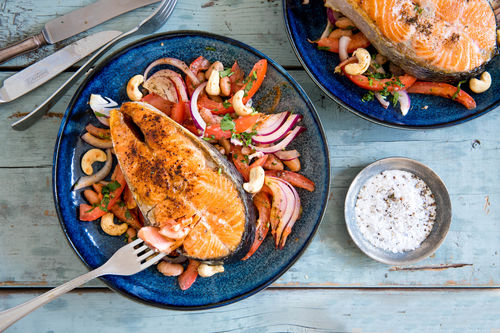 Gebratener Lachs „Mexiko“ mit buntem Bohnensalat und Koriander