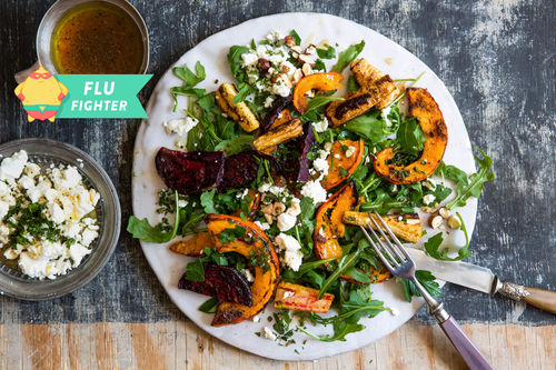 Orientalisches Ofengemüse mit Hirtenkäse und Nüssen auf Rucola