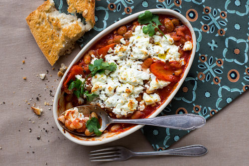 Mexikanischer Bohneneintopf mit Feta überbacken, dazu Baguette